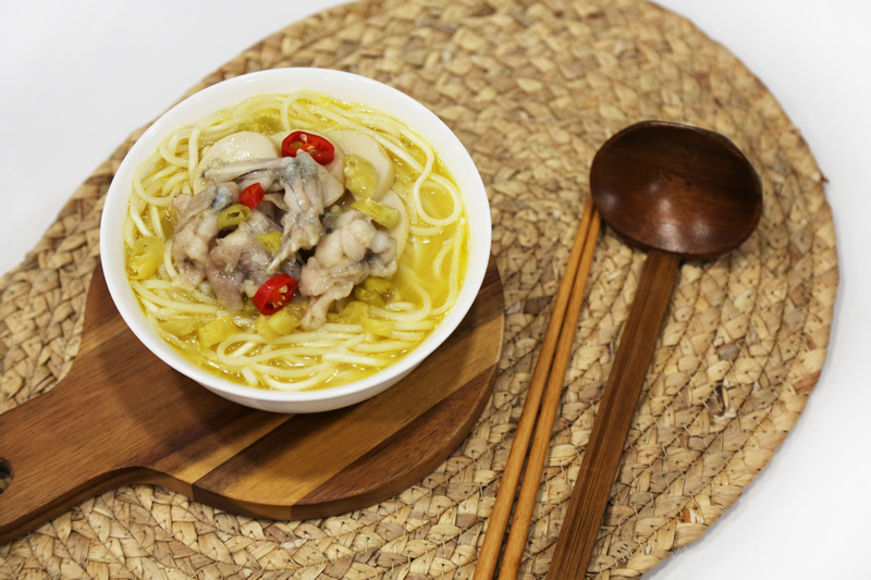Golden soup bullfrog noodle